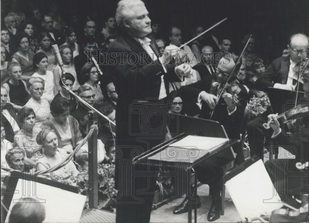 1967 Press Photo G.Keilbreith, conducting the Schweizerische orchestra - Historic Images