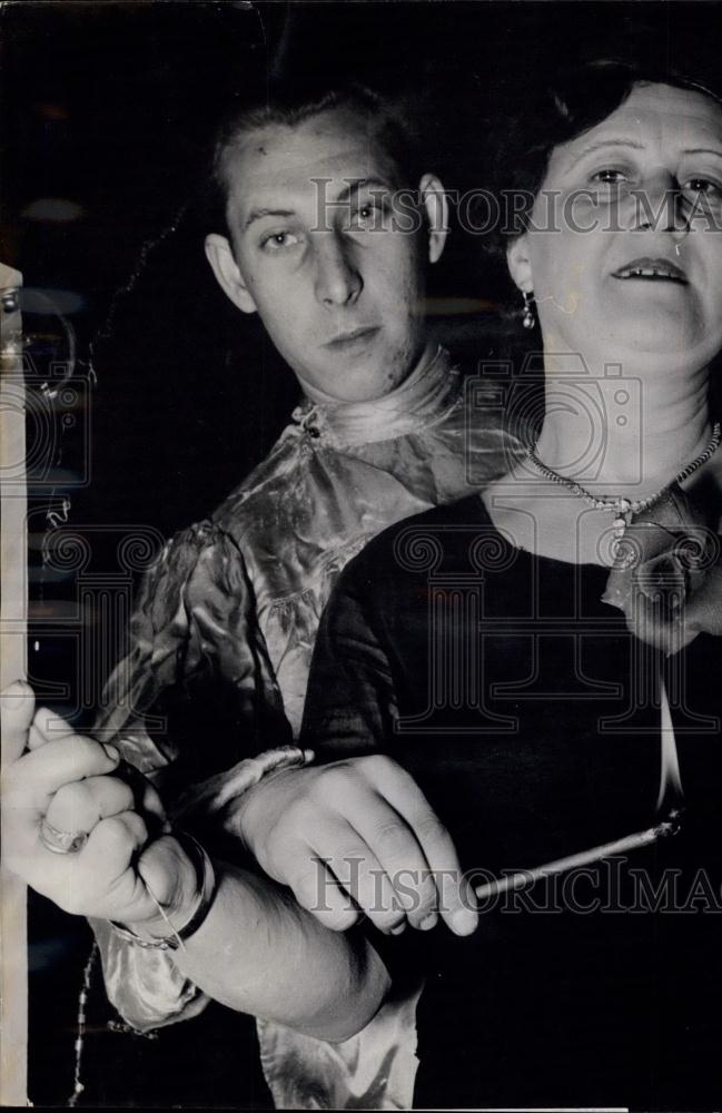 Press Photo 45-years-old Anna Sigmund Sits On Electric Chair - Historic Images