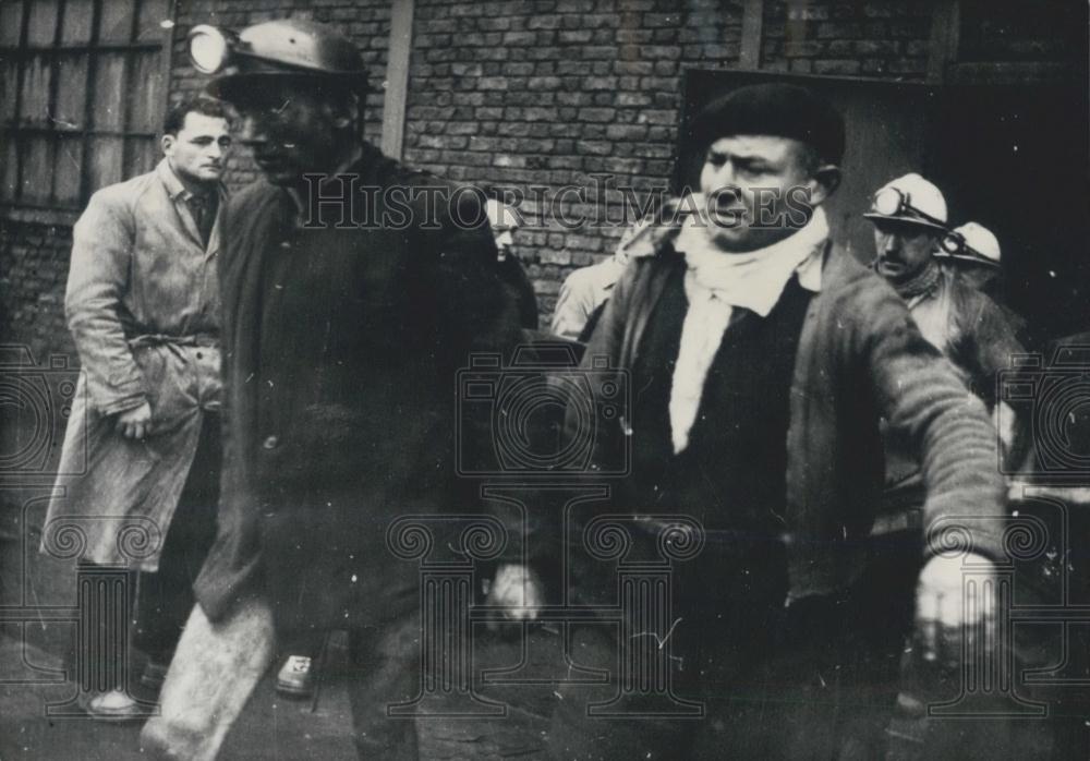 1958 Press Photo Rescuers Carrying Away One Of The Miners Injured The Mine Blas - Historic Images