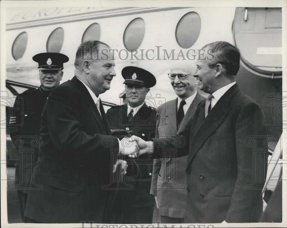 1954 Press Photo Julius Raab greeted by Mr. Selwyn Lloyd in London - Historic Images