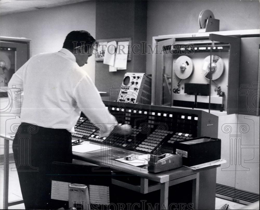 Press Photo a stock analyst at Goodbody and Company investment firm - Historic Images