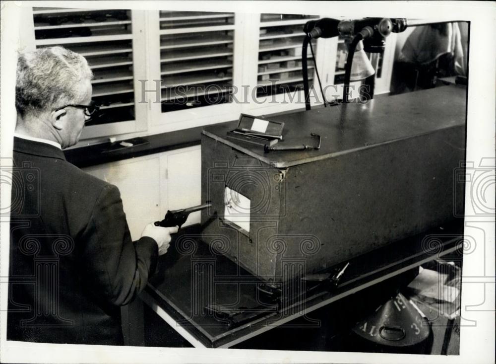 Press Photo Firing Enfield 38 Revolver into Shooting Box to Examine Bullet - Historic Images