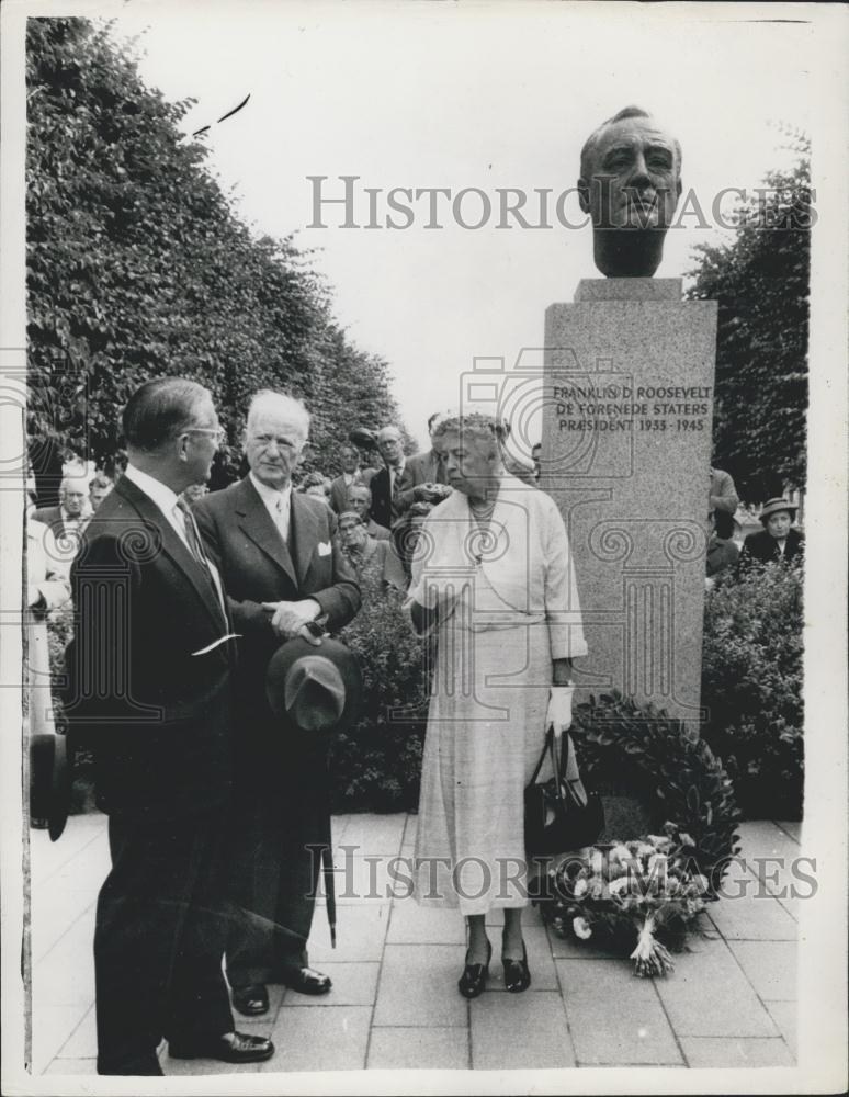 1956 Press Photo Eleanor Roosevelt Visiting Husband's Memorial Copenhagen - Historic Images