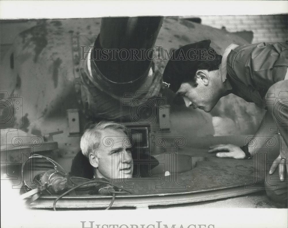 1975 Press Photo US Sec of Defense Mr. James Schlesinger in a tank - Historic Images