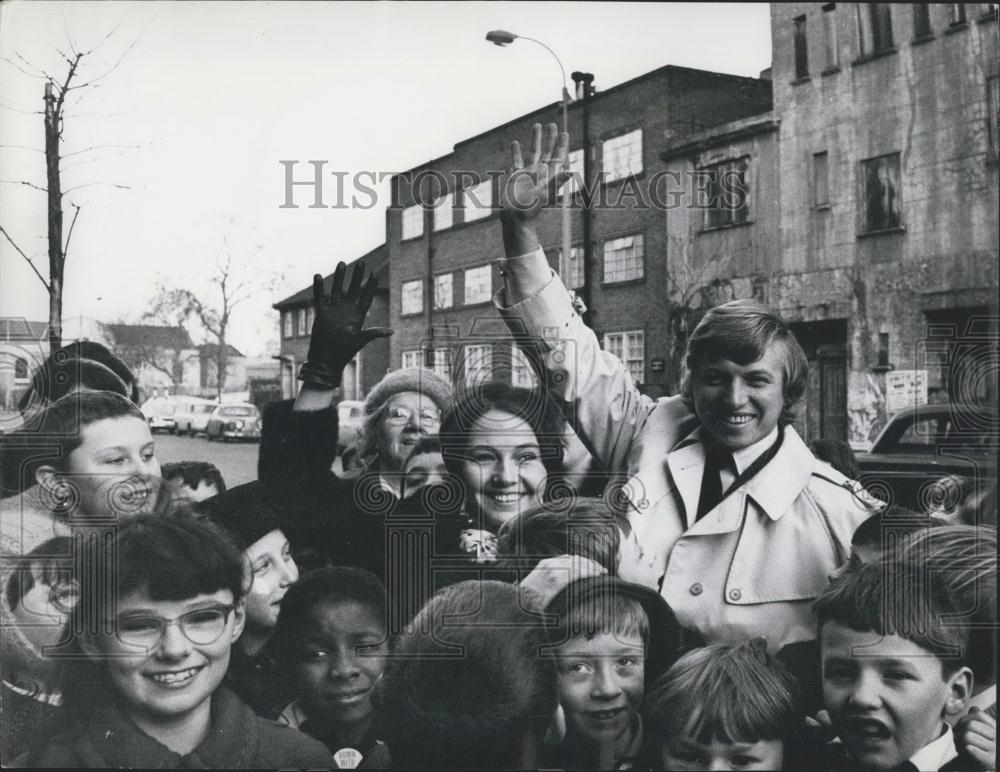 1968 Press Photo Tommy Steele and his wife, Ann and group of children - Historic Images