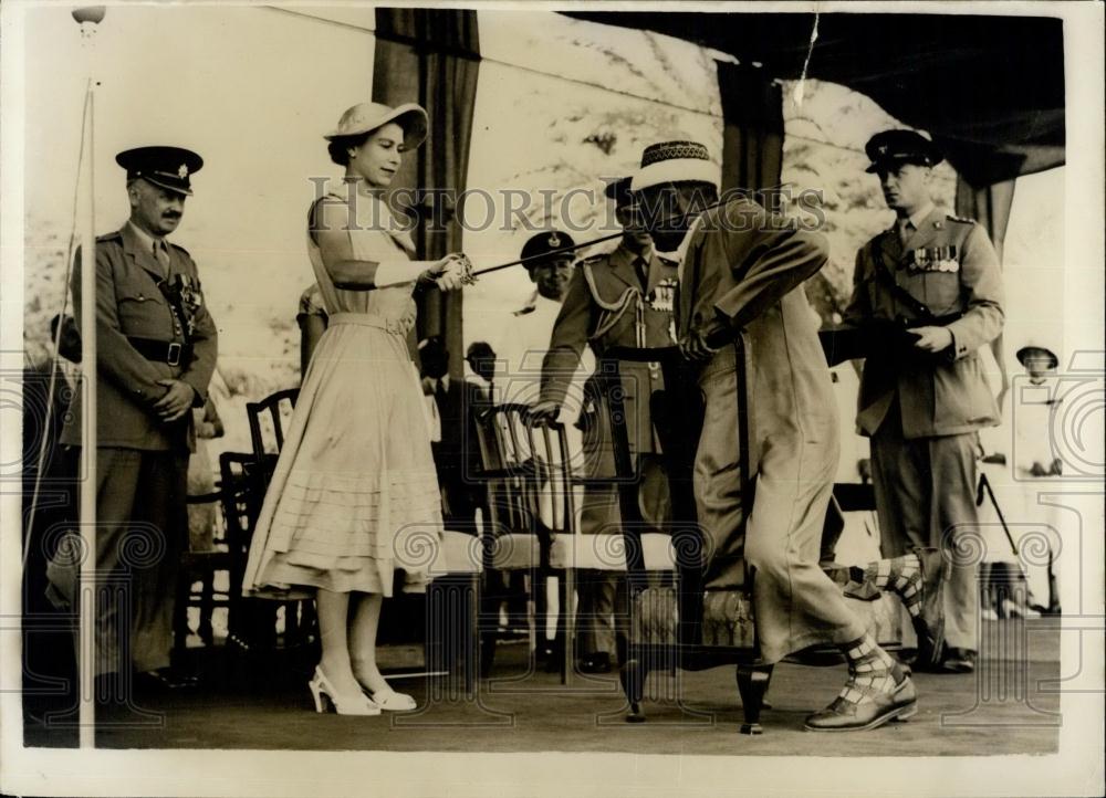 Press Photo The Queen &amp; Seiyid Bubakr Bin Sheikh Al Kaf, - Historic Images