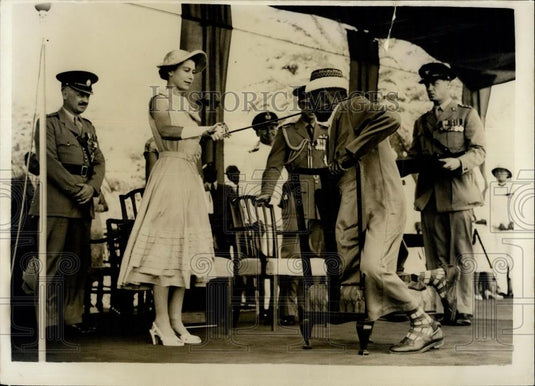 Press Photo The Queen & Seiyid Bubakr Bin Sheikh Al Kaf, - Historic Images
