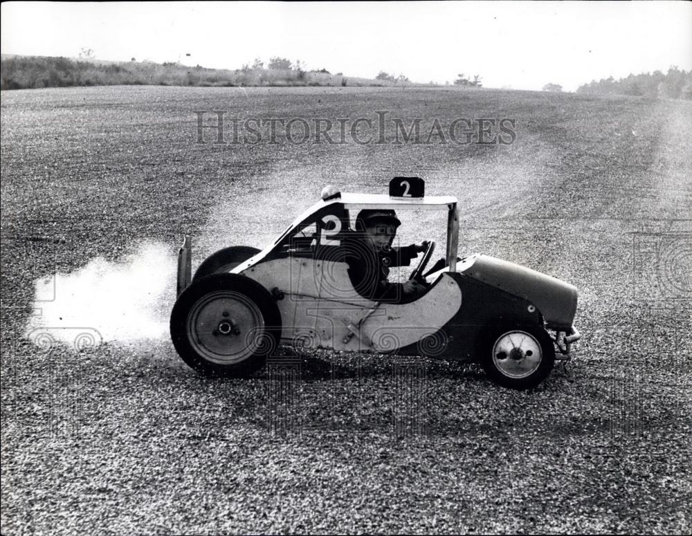 Press Photo tike speedster Keir righting his car in dry skid in Surrey - Historic Images