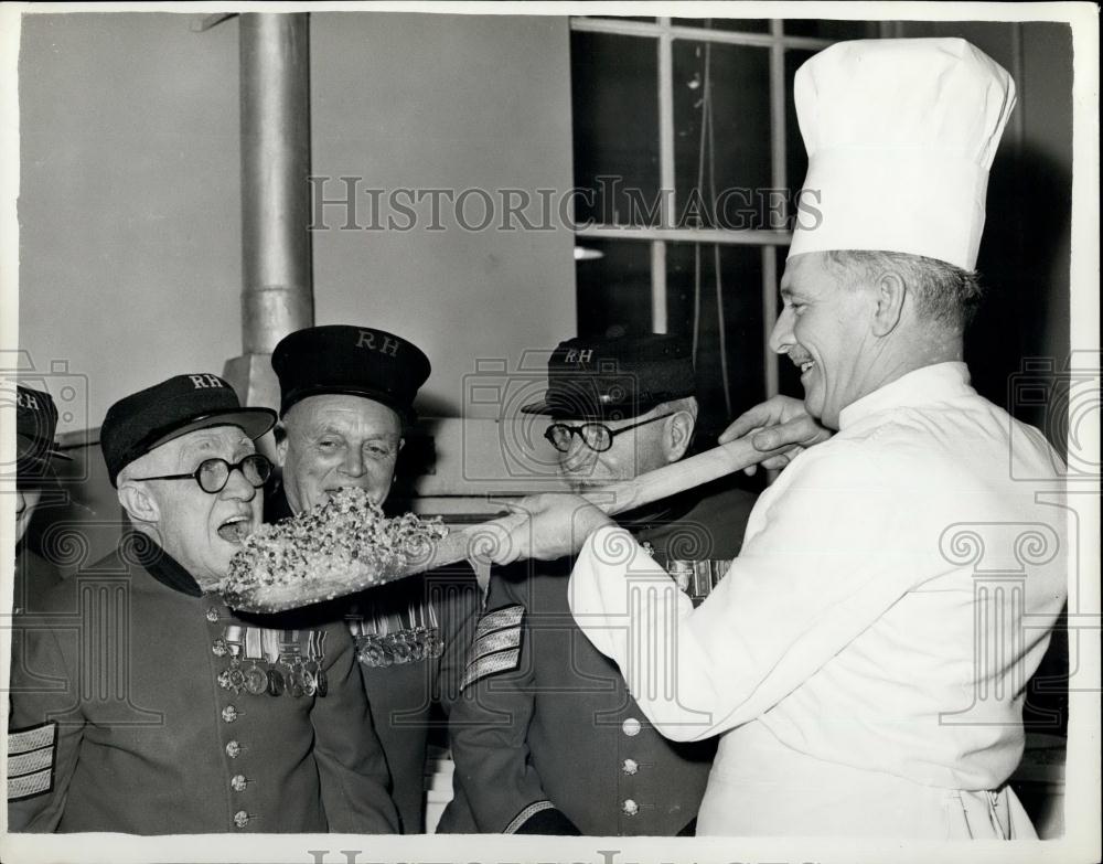 1962 Press Photo Sergeant G. Moseley Gets Taste Large Christmas Pudding Heard - Historic Images