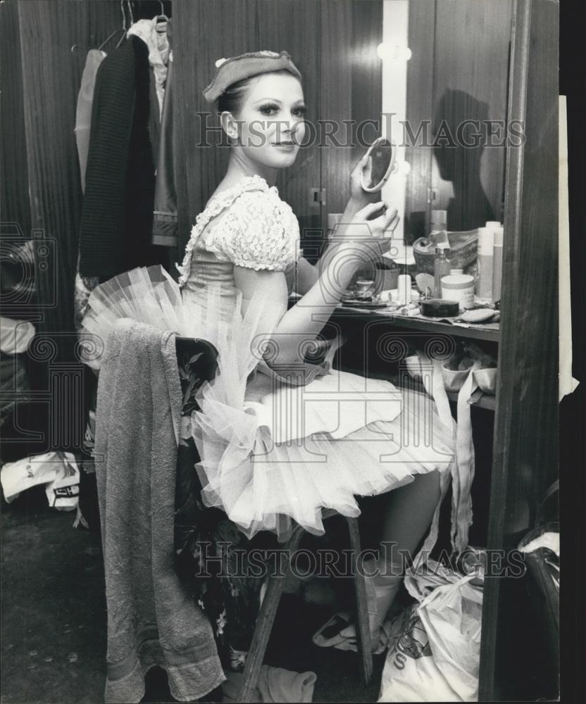 1976 Press Photo London Dancer Vivien Loeber Ready For Royal Festival Show - Historic Images