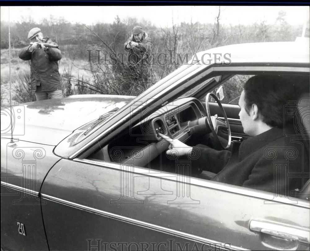 1980 Press Photo New Radar Detector Aids Terrorists Racal MESL Mock Ambush - Historic Images