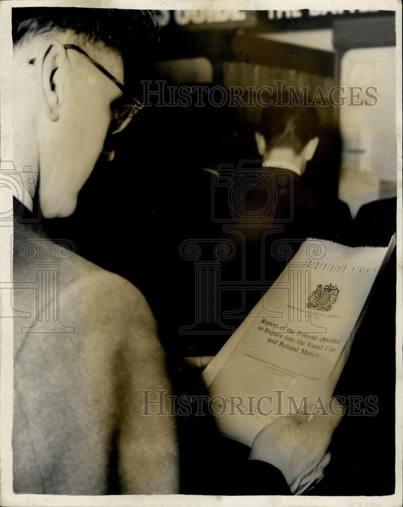 1963 Press Photo A member of the public seen with the Vassall report - Historic Images