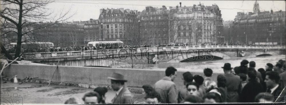 1955 Press Photo Flood waters rise in the Seine in Paris - Historic Images