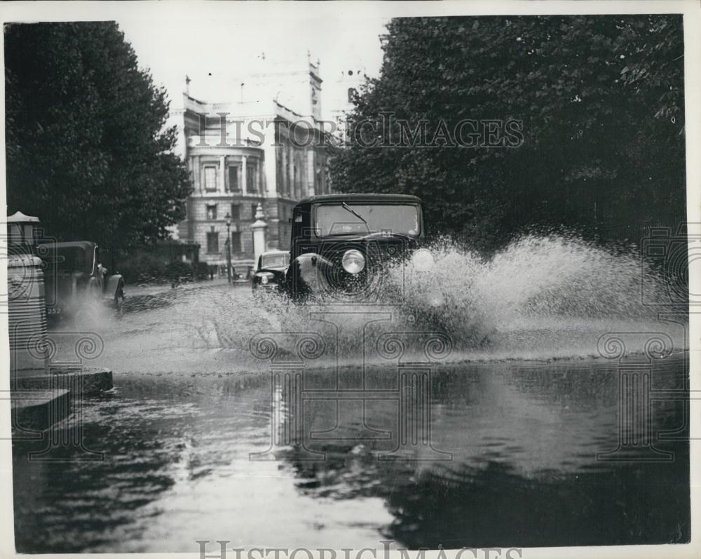 1954 Press Photo Car Splashes Through The Flooded Road In Birdcage Walk, London - Historic Images