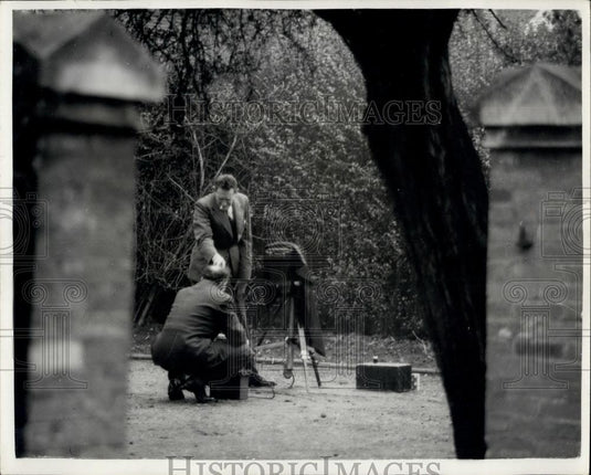 1954 Press Photo Police Investigate Double Murder At Ealing - Historic Images