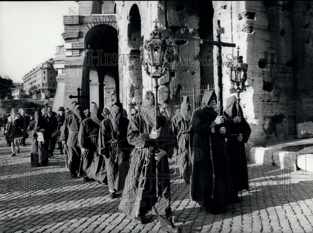 1970 Press Photo Way Of The Cross At Colosseum Where Christians Were Murdered - Historic Images