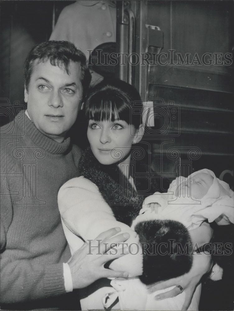 1964 Press Photo Tony Curtis in Paris; Photo Shows The famous American Actor - Historic Images