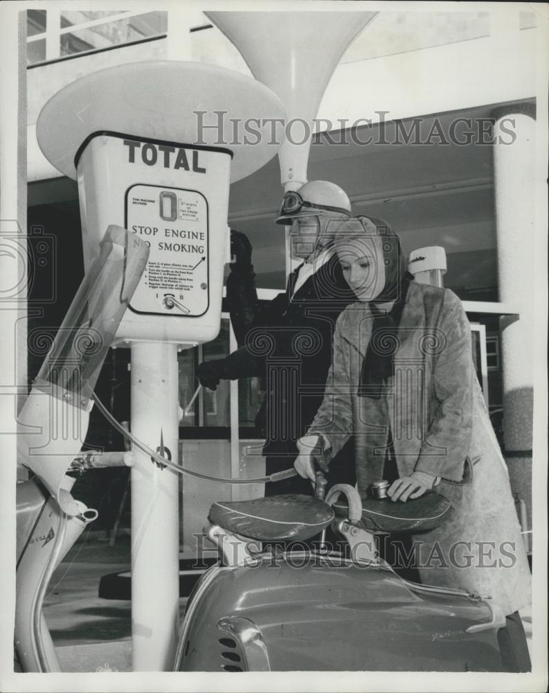 1961 Press Photo Woman Using New Self-Service Petrol Pump Near Southwark Bridge - Historic Images