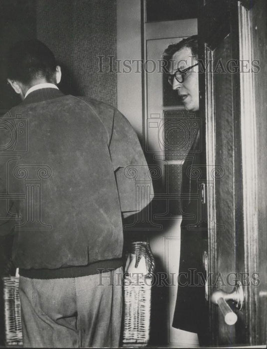 1953 Press Photo Mr. Scheers, Brother-In-Law Of Mrs. Maclean, Opens Door - Historic Images