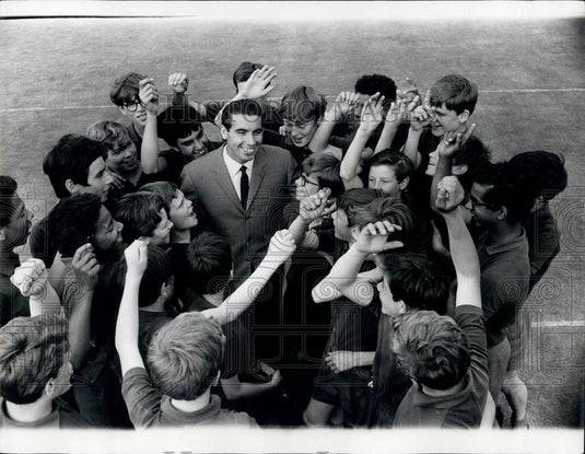 1966 Press Photo Wimbledon Champion Santana Cheered By Ballboys - Historic Images