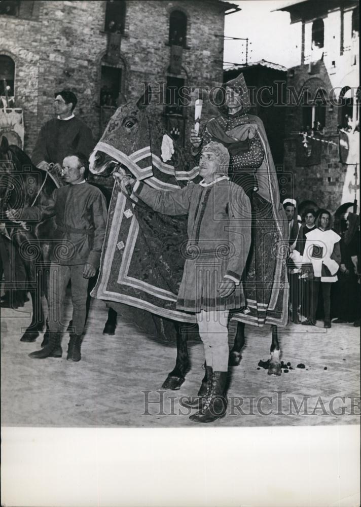 Press Photo midevil dressed men with horses - Historic Images