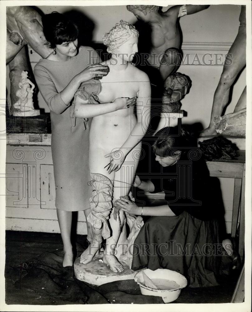 1958 Press Photo 6 Foot Statue of Venus Found on Roof of Brighton College - Historic Images