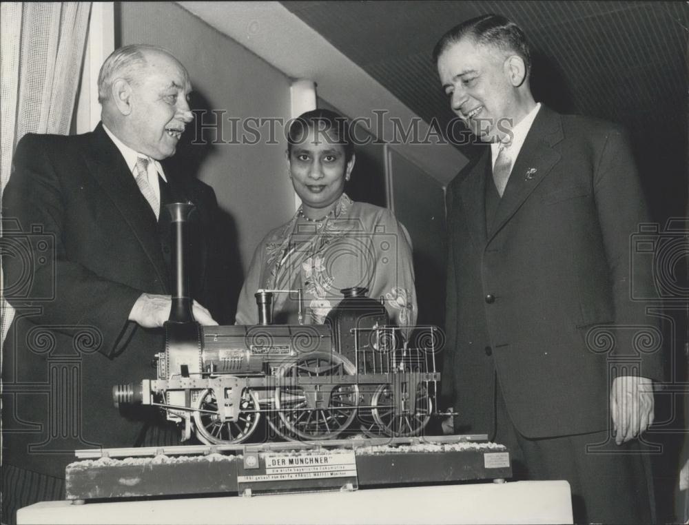 1958 Press Photo Lord Mayors of Munich &amp; Boun &amp; Wife of Indian Ambas Roa - Historic Images