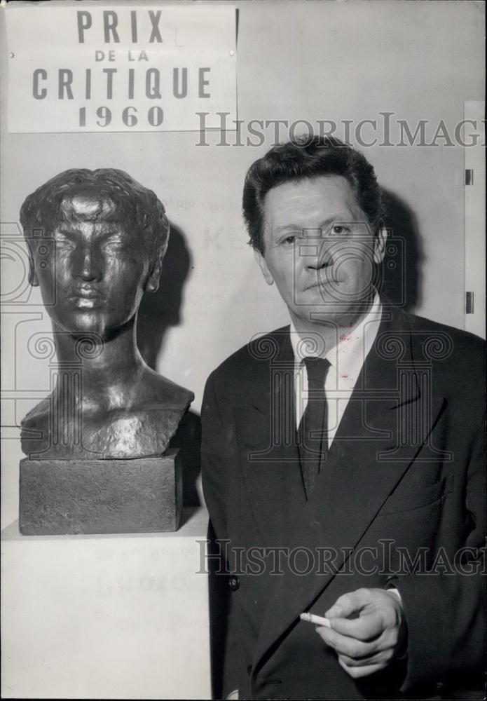 Press Photo Critic Prize Winner Parisian Sculptor Jean Carton With Work Bust - Historic Images