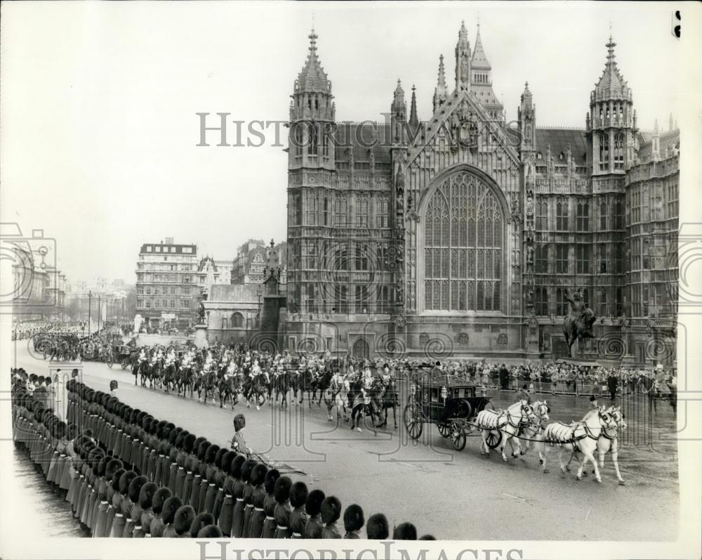 1960 Press Photo Queen Arrives at Palace of Westminster - Historic Images