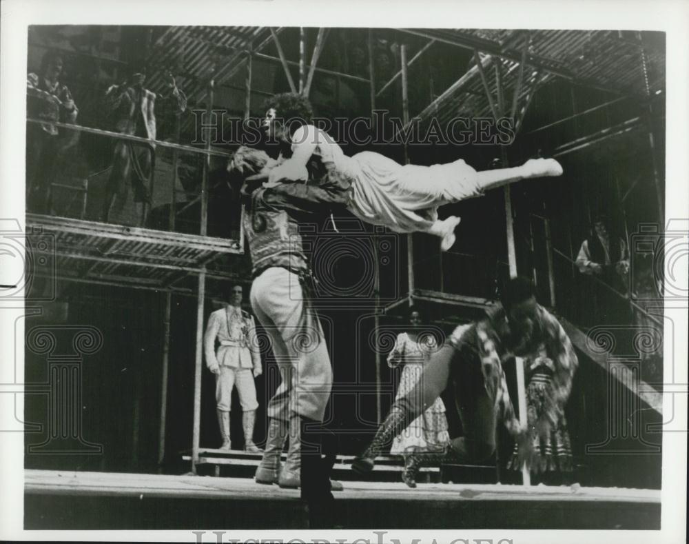 Press Photo Gay Moment Onstage In Vaudeville In Verona - Historic Images