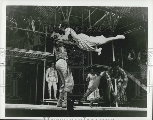 Press Photo Gay Moment Onstage In Vaudeville In Verona - Historic Images
