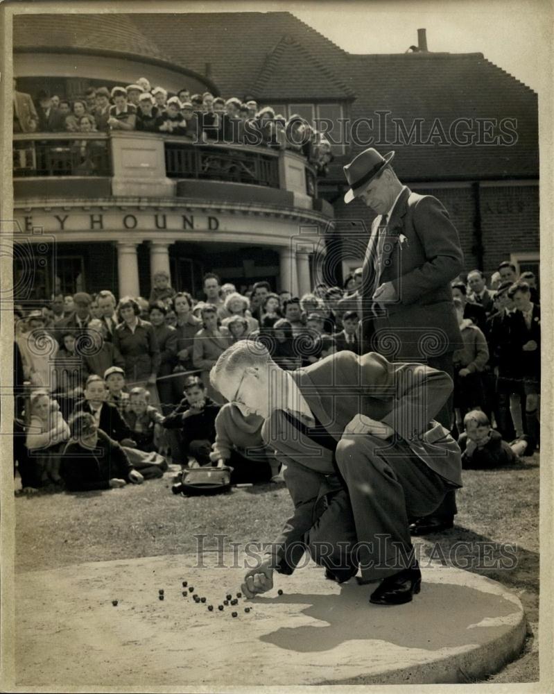 1957 Press Photo Traditional Good-Friday British Marbles Championships At Tinsel - Historic Images