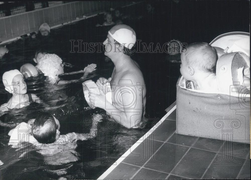 1971 Press Photo New Safety Floating Balloon For Swimming Lessons - Historic Images