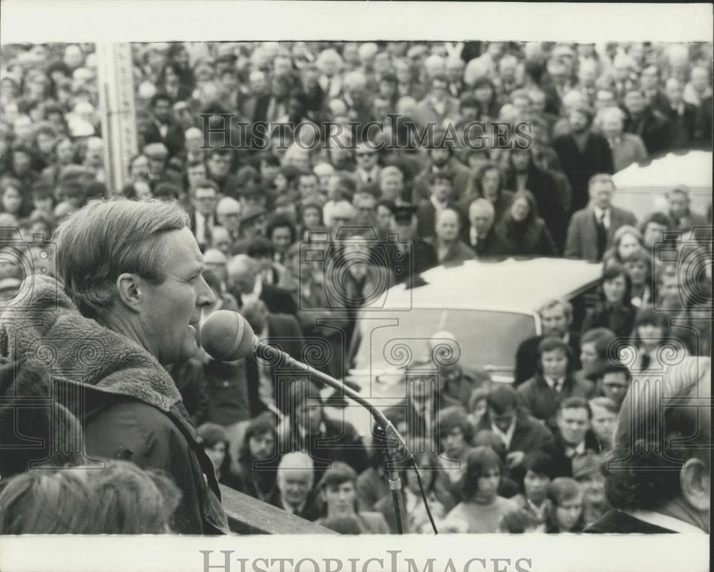 1974 Press Photo Mr. Wedgwood Benn seen as he addressed a mass meeting - Historic Images