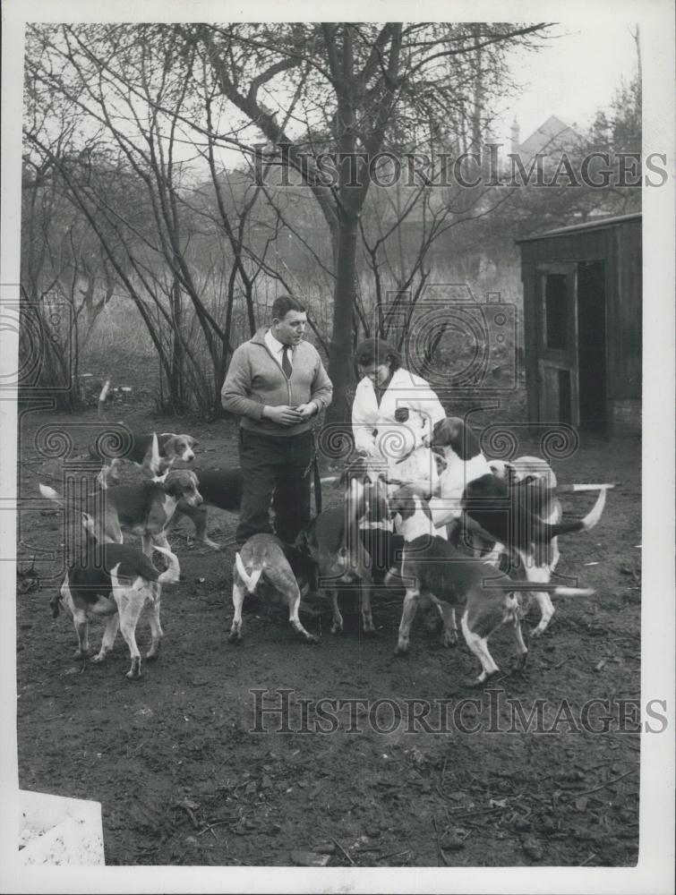 Press Photo Frank Pettet and Virginia Brown with their dogs - Historic Images