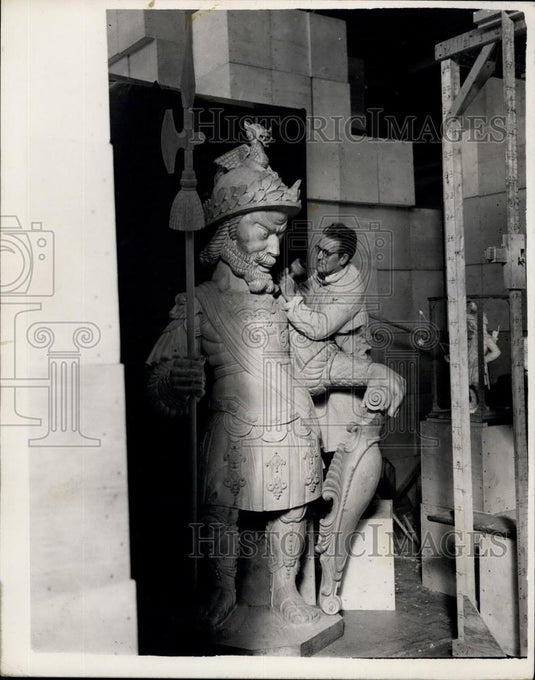 1953 Press Photo Sculptor David Evans Works On Statues Of Gog & Magog - Historic Images