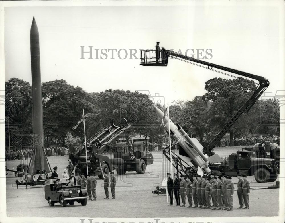 1958 Press Photo Queen Visits Artillery H.Q - Historic Images