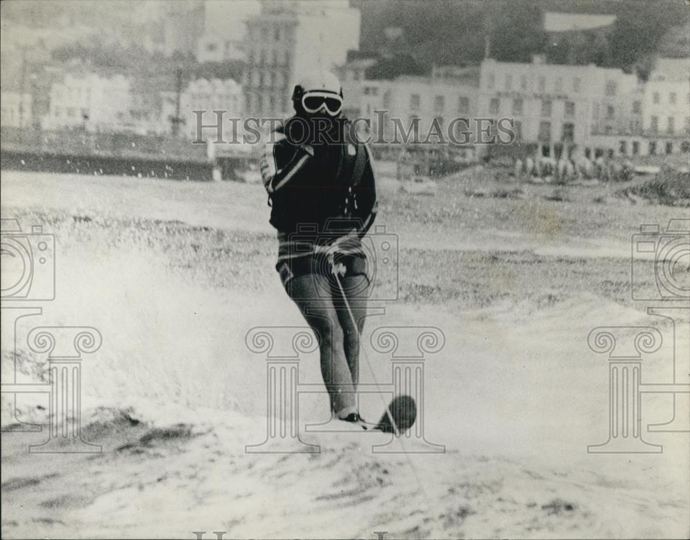 Press Photo Having Fun Water Skiing - Historic Images