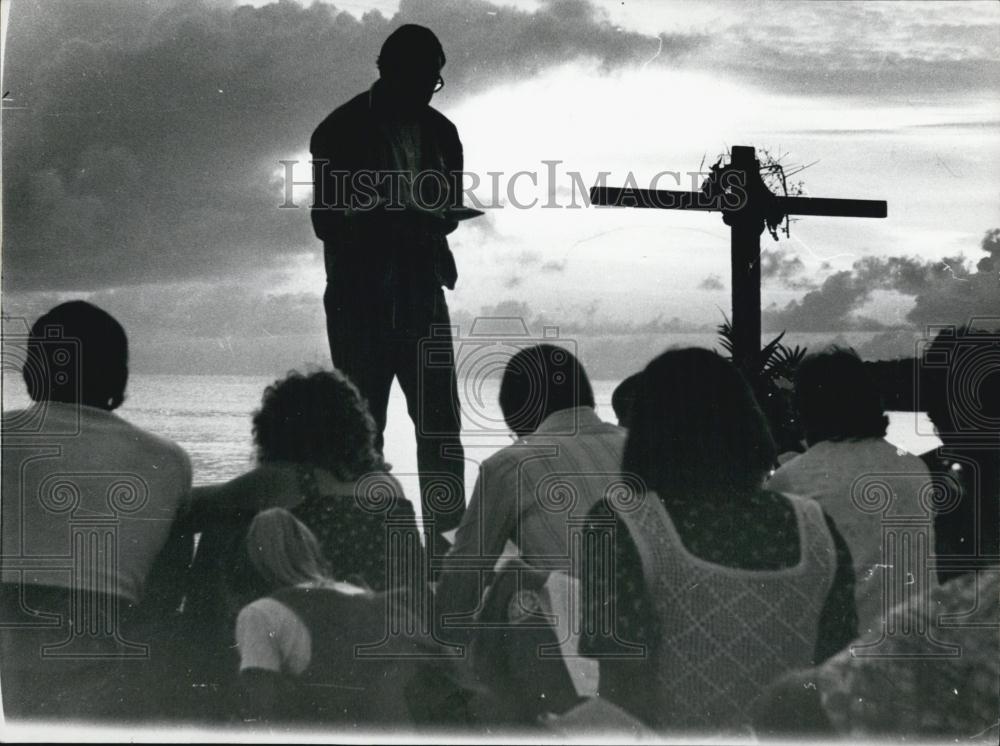 Press Photo Missionary Preaching On Beach In Istanbul Turkey - Historic Images