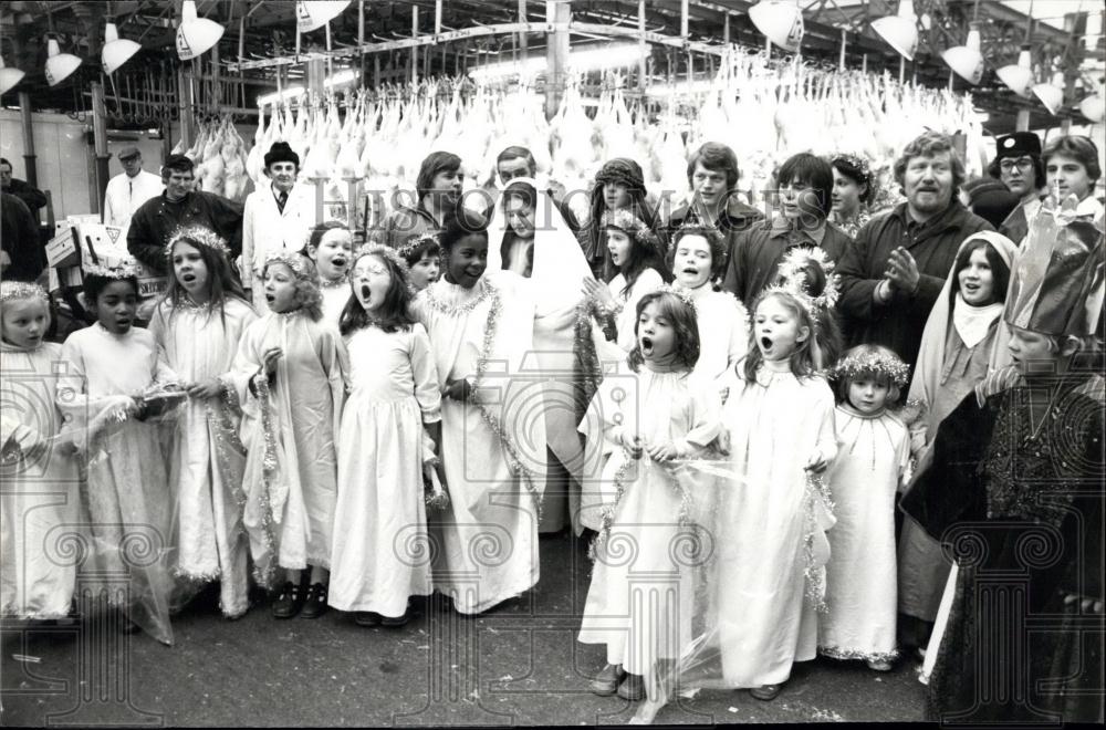 1976 Press Photo Children Singing Carols/Smithfield Meat Market/London - Historic Images