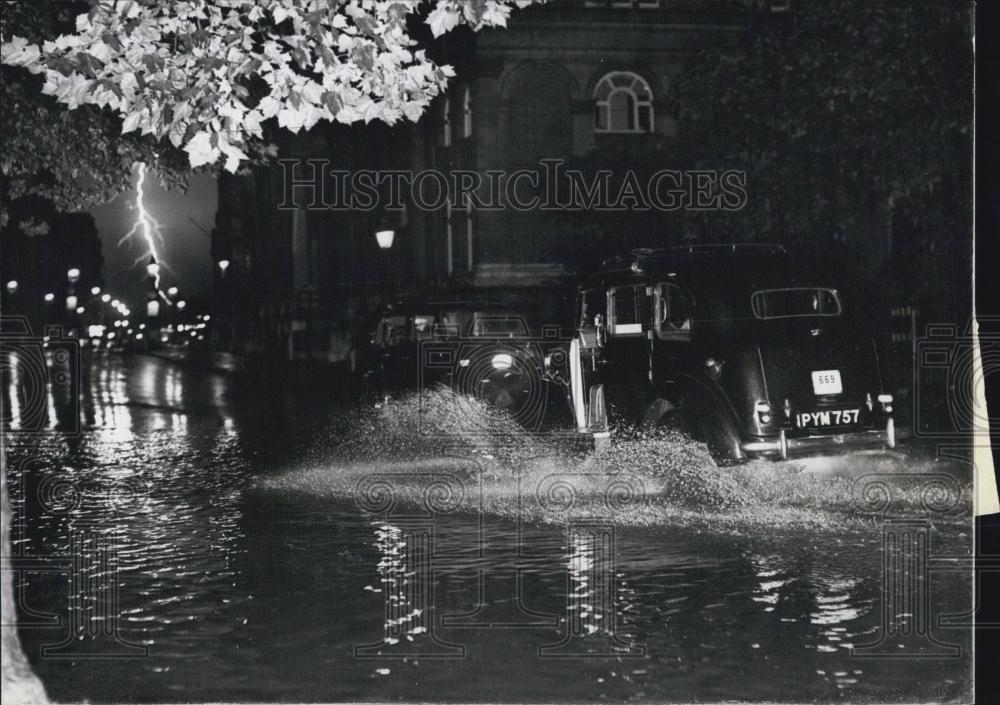 1958 Press Photo A Streak Of Lightning Splits The Sky Over Westminster Bridge - Historic Images