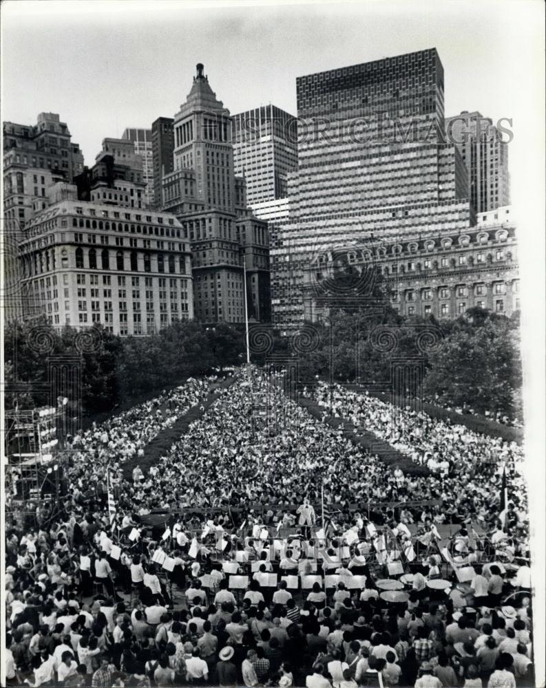 1975 Press Photo American Symphony Orchestra In Battery Park - Historic Images