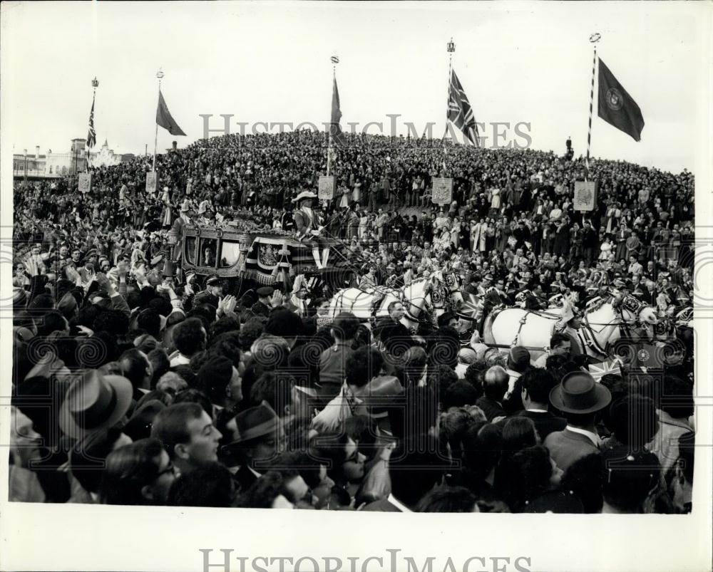 1957 Press Photo State Coach containing H.M. The Queen and President Lopes - Historic Images