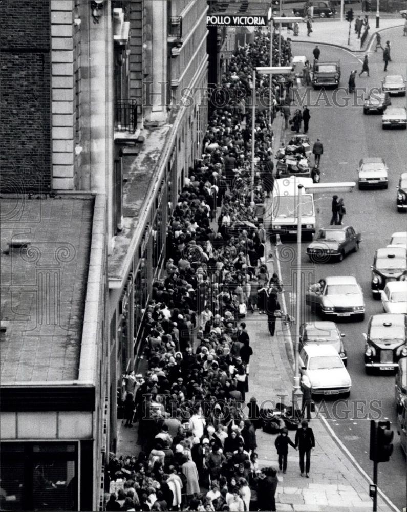 1981 Press Photo Line of people to audition for theatre role - Historic Images