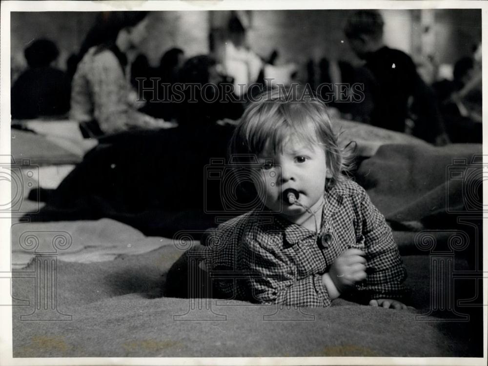 Press Photo Refugees from Soviet zone of Germany - Historic Images