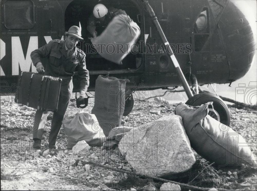 1963 Press Photo Belluno, North Italy,soldier hurries to victims - Historic Images