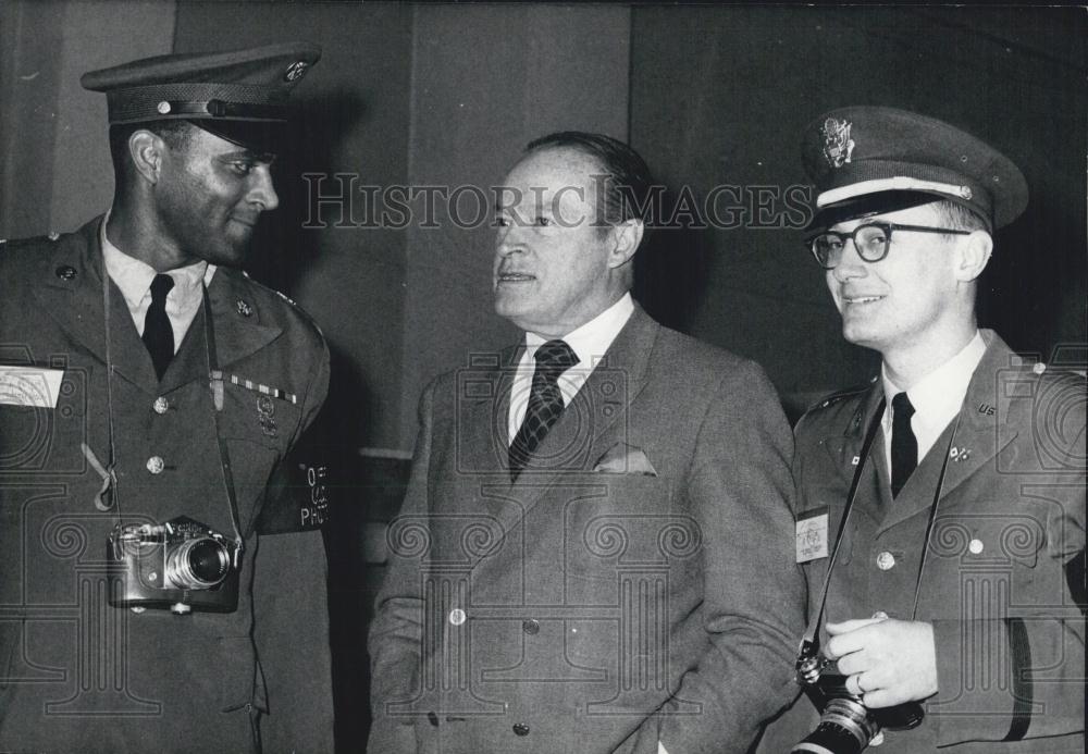 1969 Press Photo Bob Hope & two American officers - Historic Images