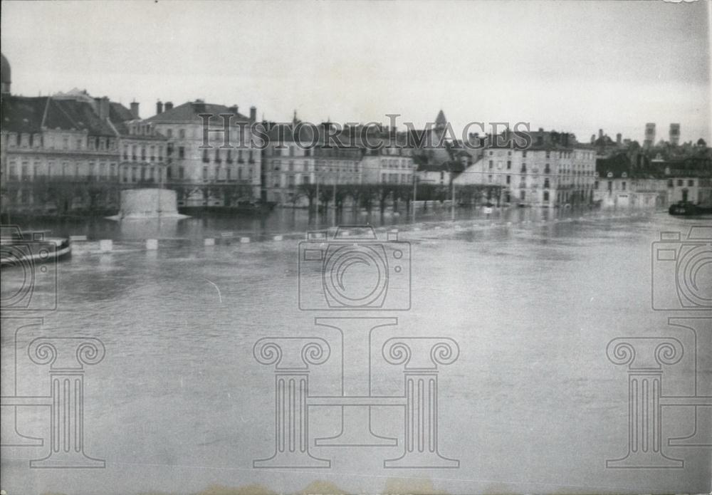 1955 Press Photo Floods In France: A View Of Chalons Sur Saone - Historic Images