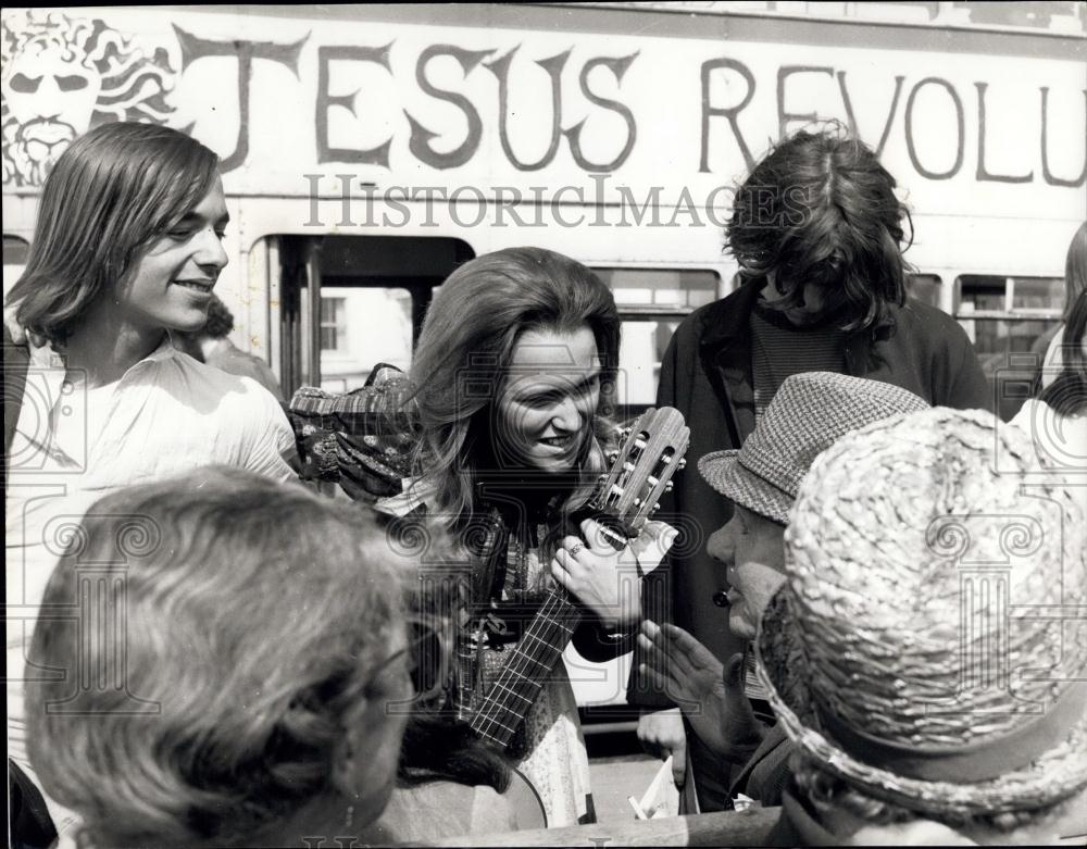 Press Photo Jesus Revolution Gospel Group Arrives Brighton Cult Follower - Historic Images