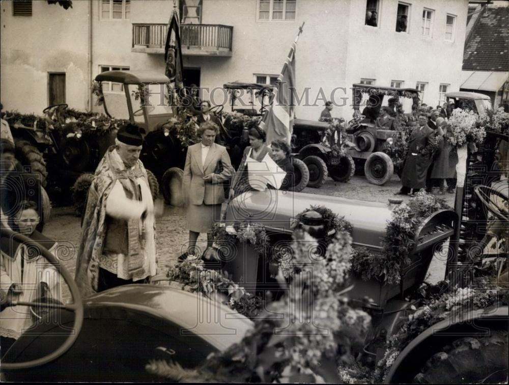 1953 Press Photo Blessing Of Tractors Neufahrm Vicar During Ceremony - Historic Images